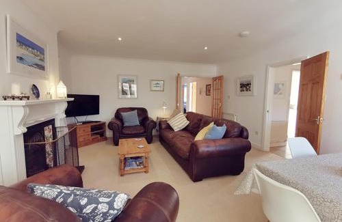 Trearddur Bay House | CYNEFIN- 3 Bed, 2 Bath-1 x En-Suite, DETCAHED BUNGLAOW- PET FRIENDLY