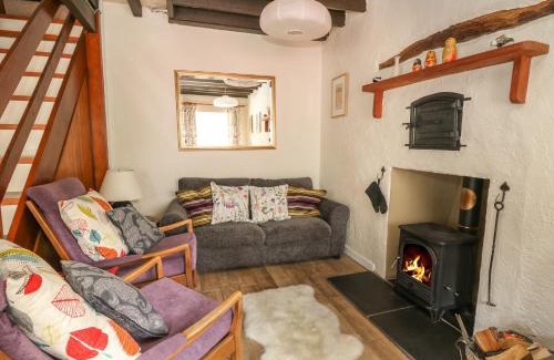 Tre Taliesin House | Cysgod Y Coed
