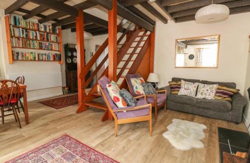 Tre Taliesin House | Cysgod Y Coed