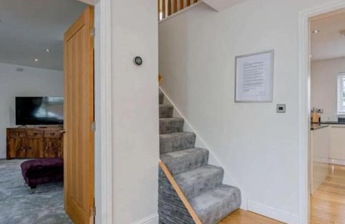 Penygroes House | Cysgod Y Dyffryn - Luxury holiday cottage sleeping 8, Hot Tub available