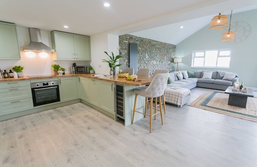 Llanfaethlu Cottage | Cysgod y Llanw - an on the beach that sleeps 6 guests in 3 bedrooms
