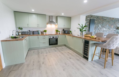 Llanfaethlu Cottage | Cysgod y Llanw - an on the beach that sleeps 6 guests in 3 bedrooms