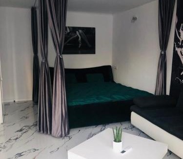 Jibert Apartment | D&D Apartment's Delightful home with parking!
