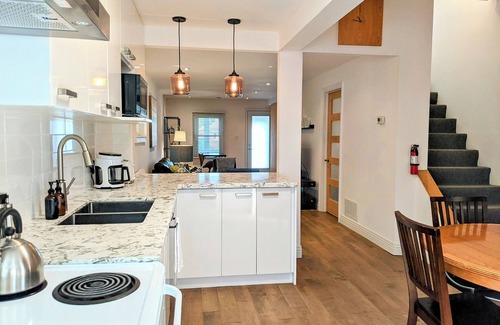 New Toronto House | D&D Hideaway in South Etobicoke. Cozy 3-BR Home w/ Garden Nr Lake & Parks.