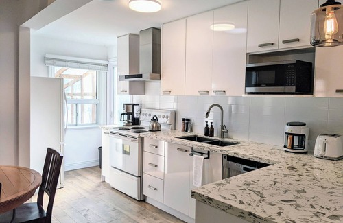 New Toronto House | D&D Hideaway in South Etobicoke. Cozy 3-BR Home w/ Garden Nr Lake & Parks.
