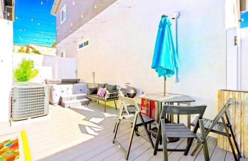 North Hollywood Apartment | D- Hip NoHo Haven Hot Tub - Family - Parking