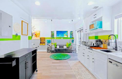 North Hollywood Apartment | D- Hip NoHo Haven Hot Tub - Family - Parking