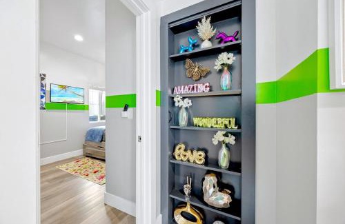 North Hollywood Apartment | D- Hip NoHo Haven Hot Tub - Family - Parking
