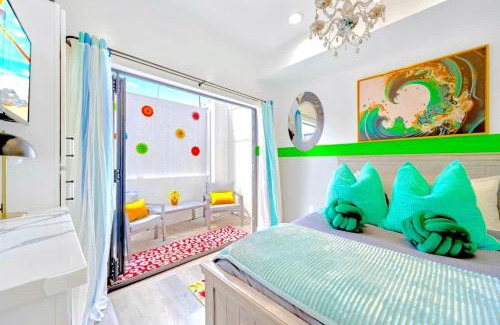 North Hollywood Apartment | D- Hip NoHo Haven Hot Tub - Family - Parking
