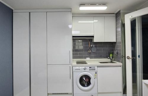 Dongjak-gu Apartment | D Studio room at Soongsil Univ Entrance Station