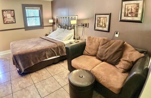 Eureka Springs Apartment | D'vinery Rock Cottage/#6
