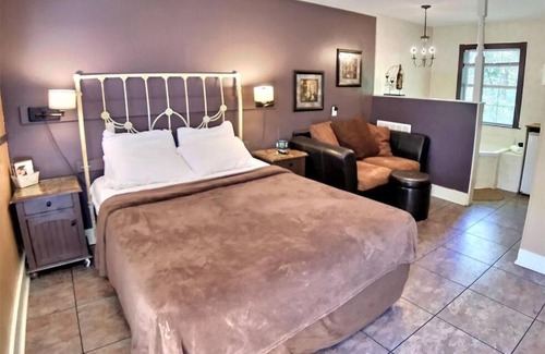 Eureka Springs Apartment | D'vinery Rock Cottage/#6