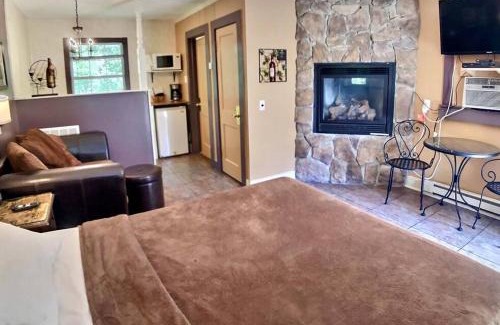 Eureka Springs Apartment | D'vinery Rock Cottage/#6
