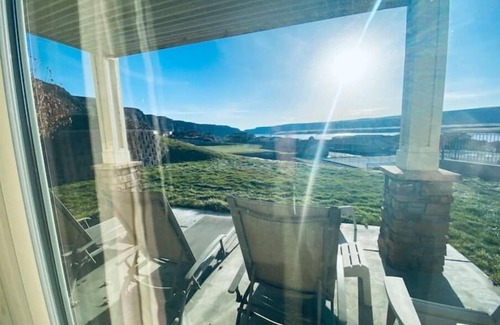 Quincy House | D14 Home by pool & Gorge shuttle. 2 decks w/Columbia/tennis courts/pool view