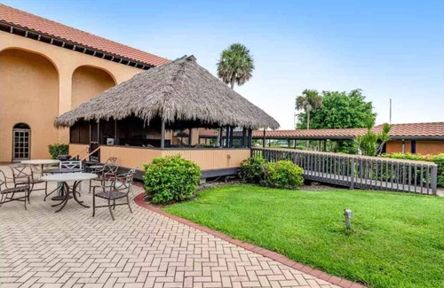 Naples Condo | D153 - 2 Queen Size Beds