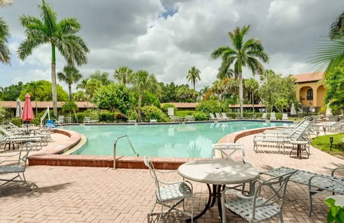 Naples Condo | D153 - 2 Queen Size Beds