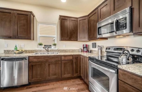 Quincy House | D25-2 Deck Unit Riverview w/ATCH garage Sunserra nearby heated pool and hot tub