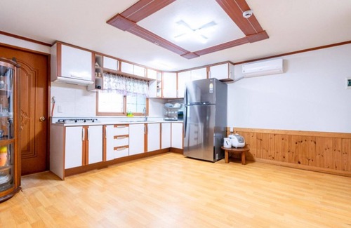 Suwon House | Daebudo Bada Solhyangi Pension