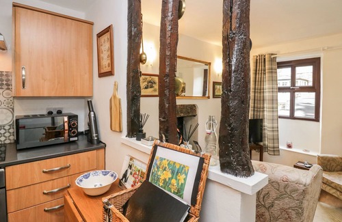 Flookburgh Cottage | DAFFODIL COTTAGE, pet friendly, with open fire in Flookburgh