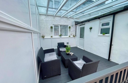 Becontree House | Dagenham 3-Beds, Sleeps 5, 12 min walk to Metro