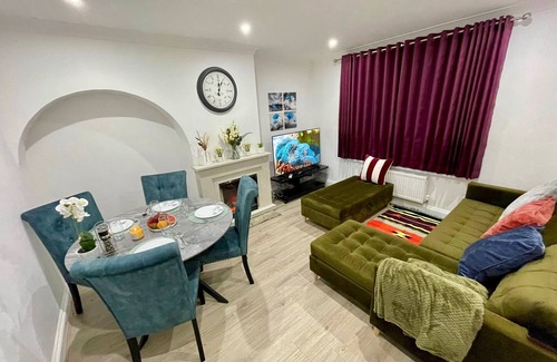 Becontree House | Dagenham 3-Beds, Sleeps 5, 12 min walk to Metro