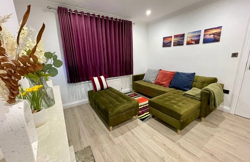 Becontree House | Dagenham 3-Beds, Sleeps 5, 12 min walk to Metro