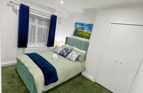 Becontree House | Dagenham 3-Beds Sleeps 5 12 min walk to Metro