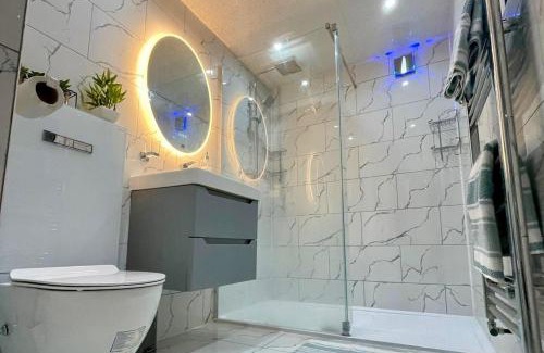 Becontree House | Dagenham 3-Beds Sleeps 5 12 min walk to Metro