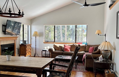 Peak 8 Cabin | DAILY WILDLIFE - BEAR, MOOSE, DEER - 3BR/3BA - SKI IN/SKI OUT - EARLY CHECKIN
