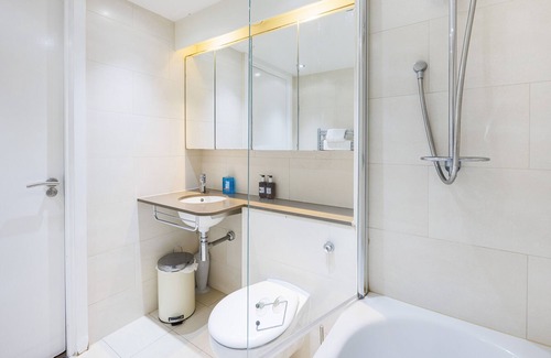 Docklands Apartment | Daimee's Place 2 Bed and 2 Bath Property