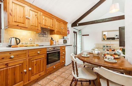 Whitchurch Canonicorum Cottage | Dairy Barn with Log Burner, Indoor Pool & Spa Access - sleeps 4 guests in 2 bedrooms - Alpacas!