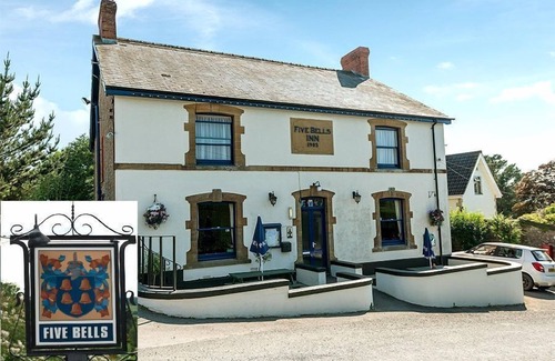 Whitchurch Canonicorum Cottage | Dairy Barn with Log Burner, Indoor Pool & Spa Access - sleeps 4 guests in 2 bedrooms - Alpacas!