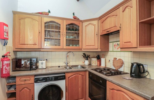 Chipping Sodbury Cottage | DAISY COTTAGE, pet friendly, with a garden in Chipping Sodbury