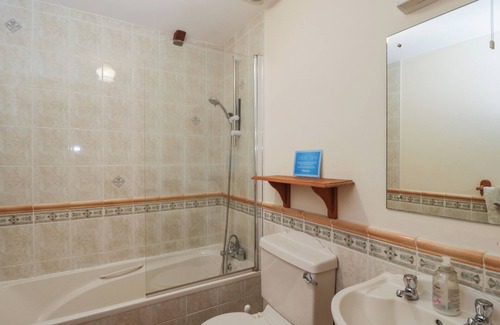 Chipping Sodbury Cottage | DAISY COTTAGE, pet friendly, with a garden in Chipping Sodbury