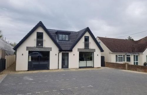 Kidlington Apartment | Daisy Lodge - Spacious Two Bed Flat - Parking, Netflix, WIFI - Close to Blenheim Palace & Oxford - F1