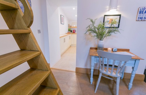 Llanfaethlu Apartment | Daisy Moo - sleeps 6 guests in 3 bedrooms