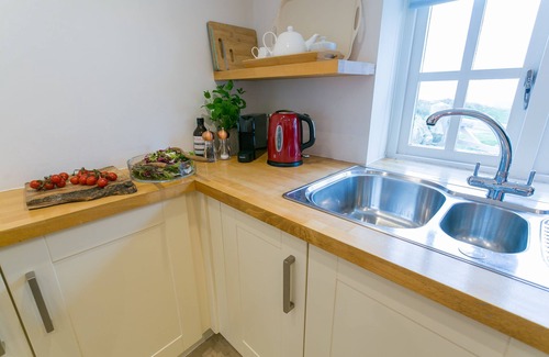 Llanfaethlu Apartment | Daisy Moo - sleeps 6 guests in 3 bedrooms