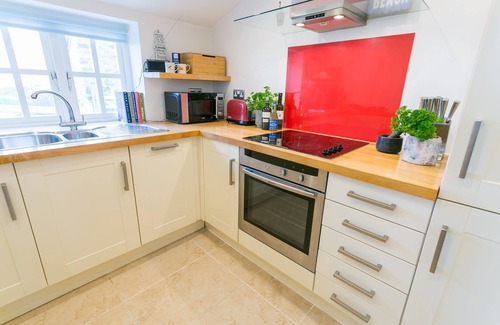 Llanfaethlu Apartment | Daisy Moo - sleeps 6 guests in 3 bedrooms