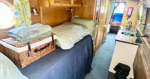 Fenny Stratford Boat Rental | Daisy Mutler Holiday Boat Hire