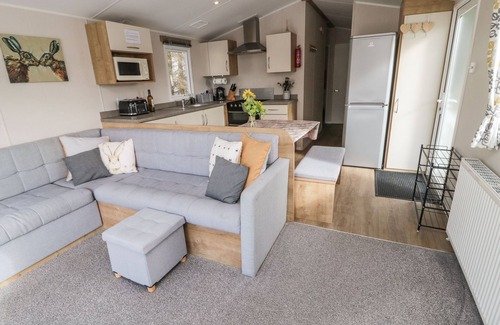 Swarland Cottage | DAISY'S RETREAT, pet friendly, with hot tub in Longframlington