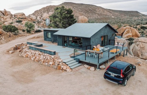 Yucca Valley House | Dakota Haus: Panoramic Boulder Views