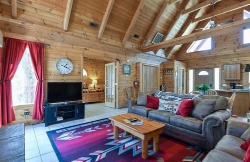 Branson Cedars Cabin | Dakota Lodge in Branson | 2 Bed, 2 Bath