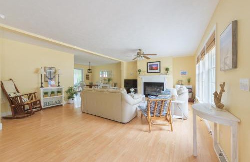 West Wing Estates House | Dale Cottage - Just a block away from beautiful Lake Michigan!