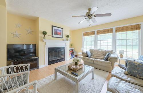 West Wing Estates House | Dale Cottage - Just a block away from beautiful Lake Michigan!