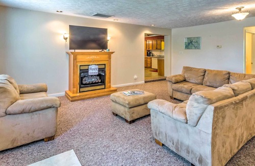 Albany House | Dale Hollow Lake Haven: Private Yard + Grill!