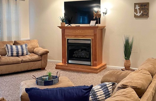 Albany House | Dale Hollow Lake Haven: Private Yard + Grill!