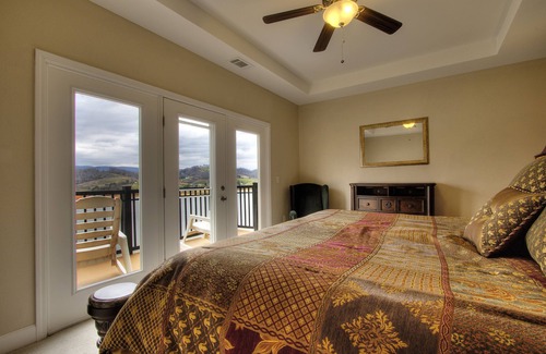 Bean Station Condo | Dale's Lakefront Penthouse w/ 4 king beds, Fireplace, Hammock Sleeps 8