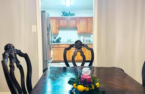 Oak Cliff House | Dallas Green house 3 bedroom 4 bdr house king bed!