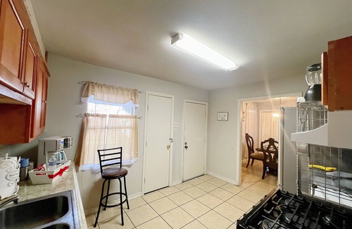 Oak Cliff House | Dallas Green house 3 bedroom 4 bdr house king bed!
