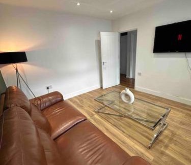 Botwell House | Dallas House - Easy links to LHR and London